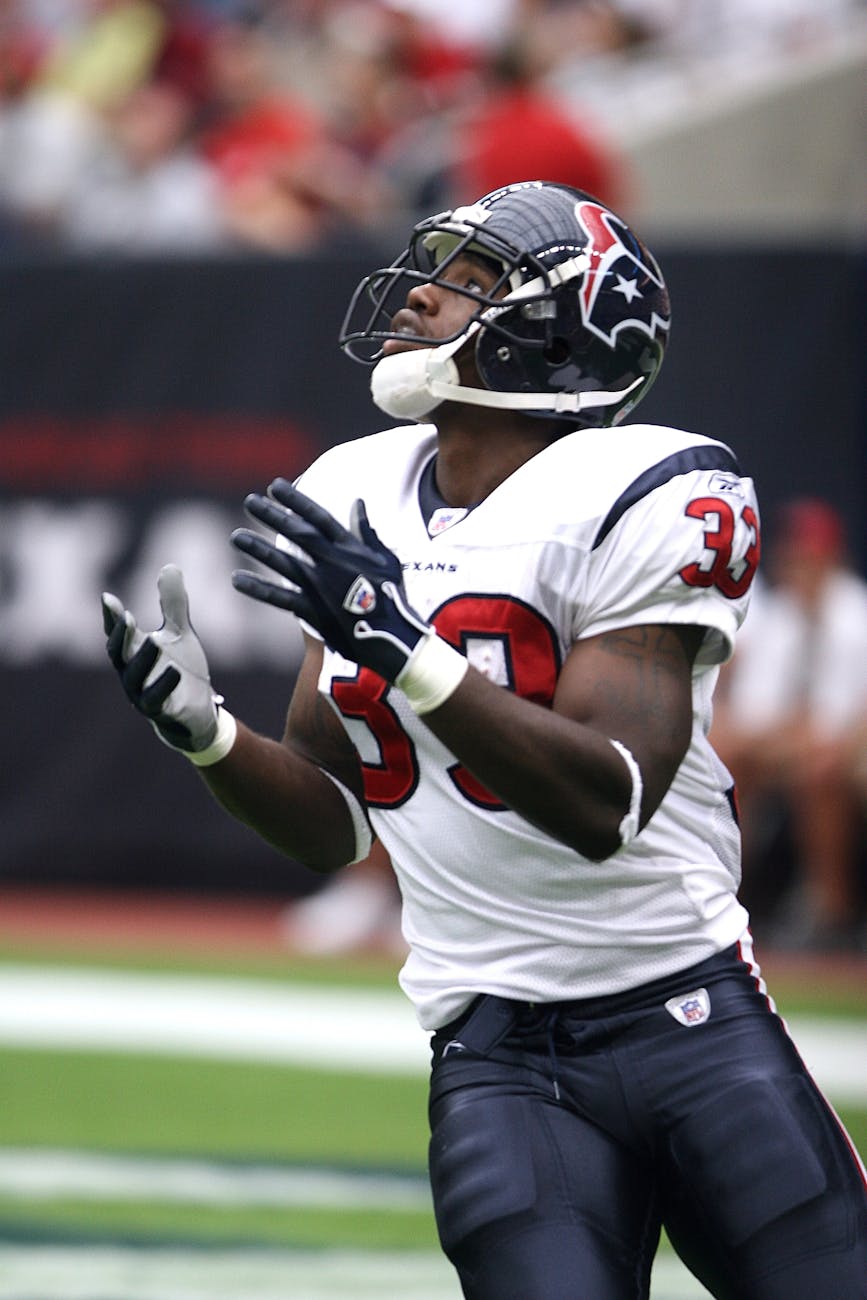 selective focus photography of new england patriots player in field